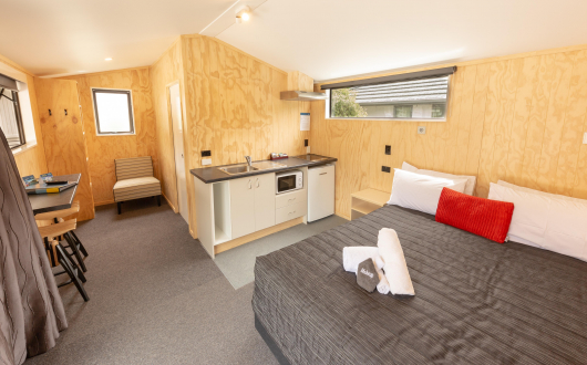 Self Contained Unit - Queen